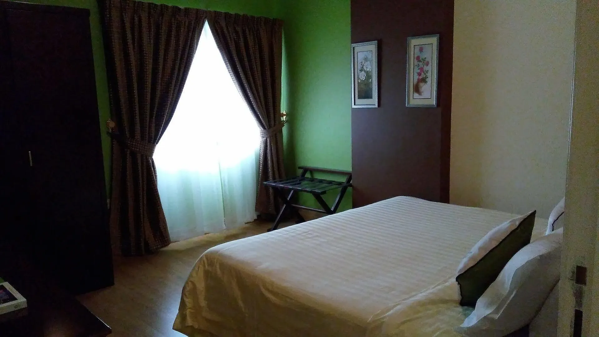 Royal Crown Suites Sharjah