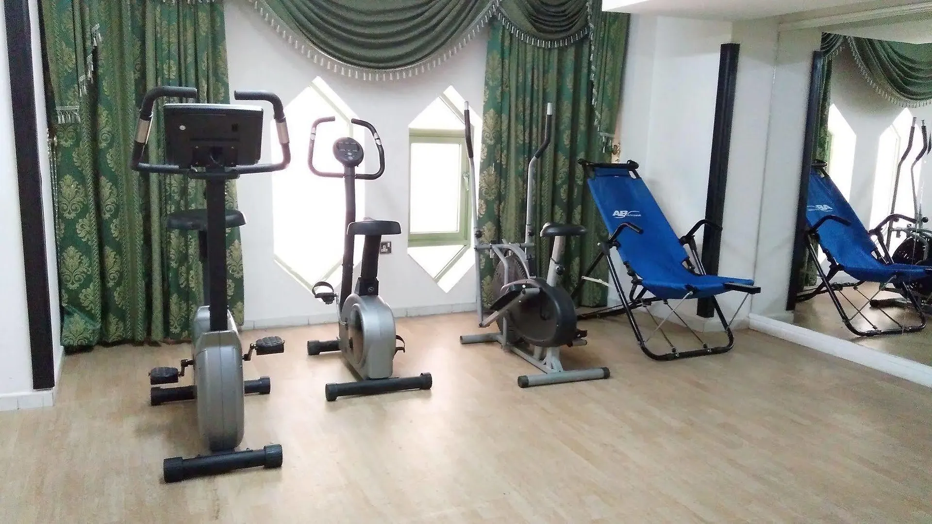 Royal Crown Suites Sharjah Aparthotel